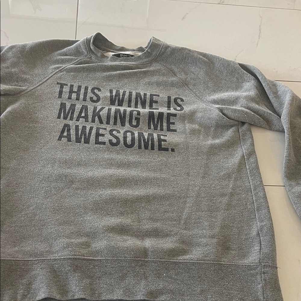 Brunette the Label “This Wine is Making Me Awesome.” with Bold Text